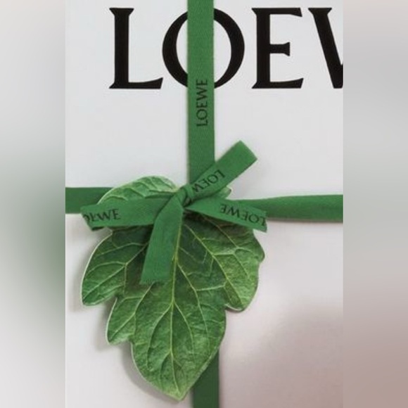 💚 NEW Loewe  Long Green Gift Ribbon with Leaf Detail - Picture 1 of 3